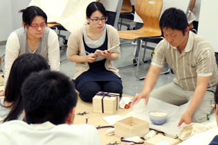 博物館実習 でプロの美術品梱包技術を学ぶ 九州産業大学
