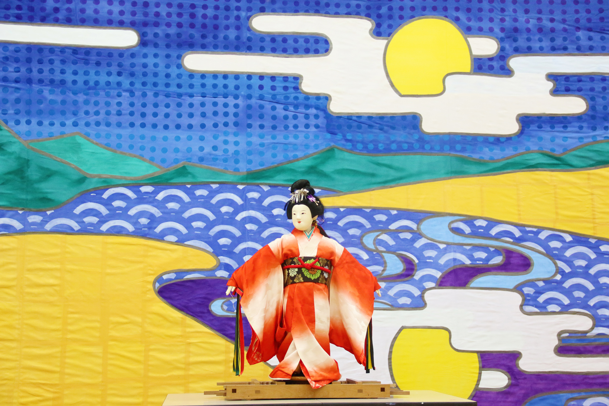 八女福島の燈籠人形」背景幕を保存会へ寄贈しました | 九州産業大学