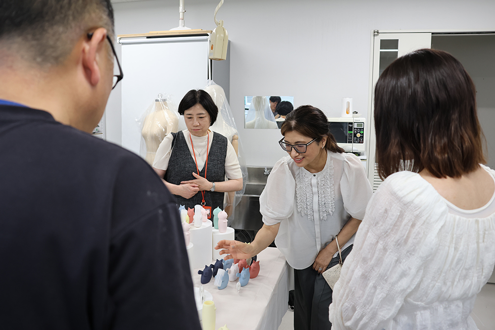 清水研究室の学生作品を講評する吉田恵美氏