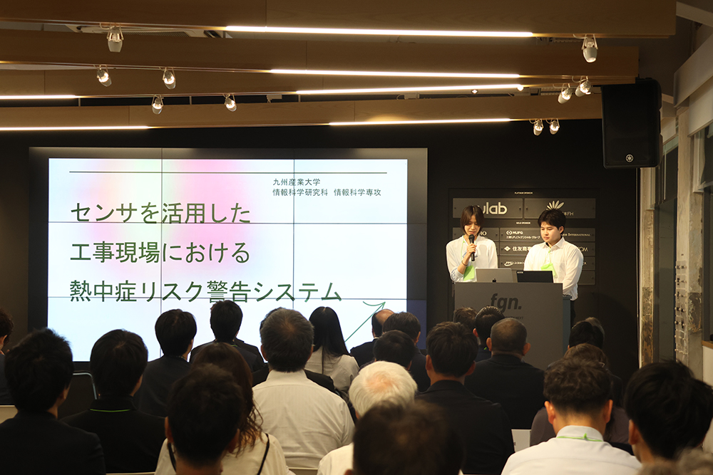 九州産業大学大学院生が「第5回協業マッチングイベント建設DX」で研究成果を発表している様子