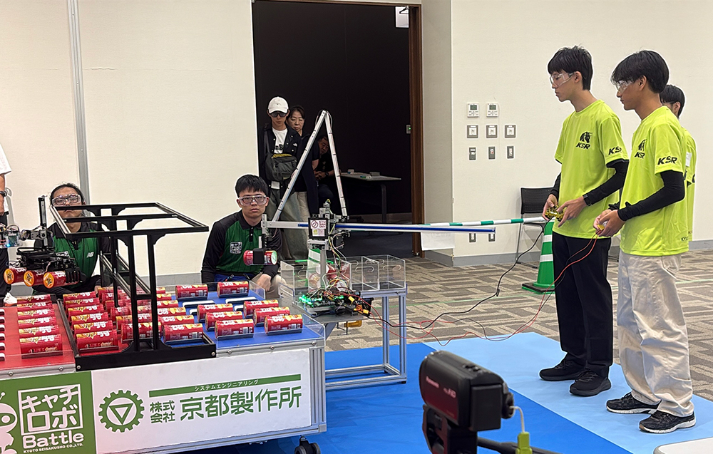 キャチロボコンテストに挑むロボット工房の学生