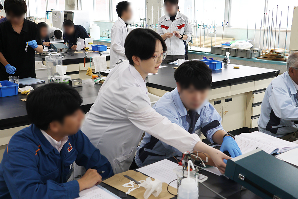 専門知識を生かして実習指導を支援する九州産業大学工学研究科の学生