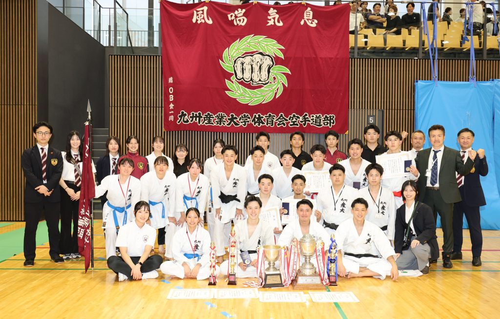 2026年全国大会への出場を決めた九産大空手道部の集合写真