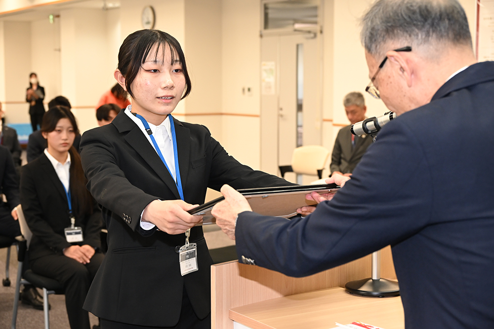 2026年度理事長賞・学長賞学生表彰式で理事長から表彰を受ける中国武術部の学生