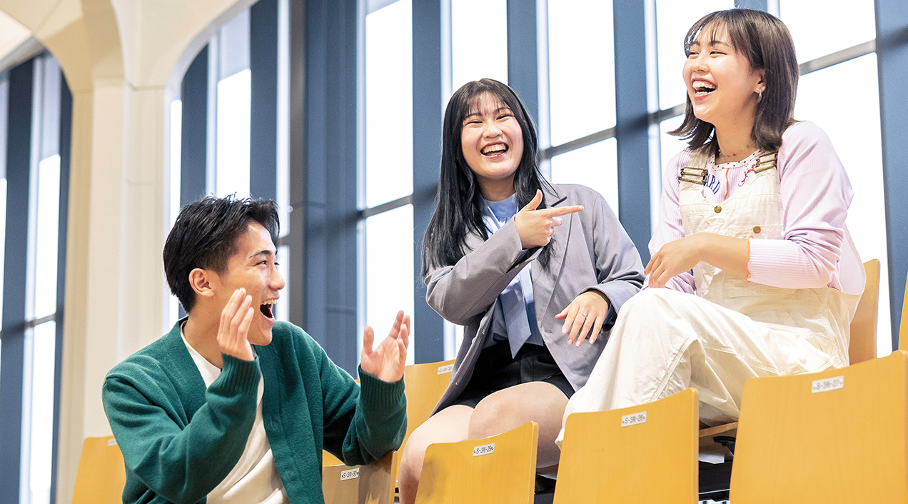 キャンパスを歩く学生