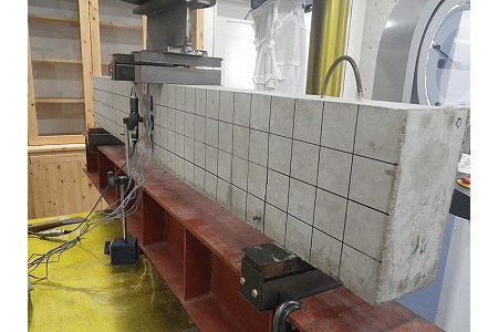 写真-1　竹筋コンクリート梁の曲げ試験