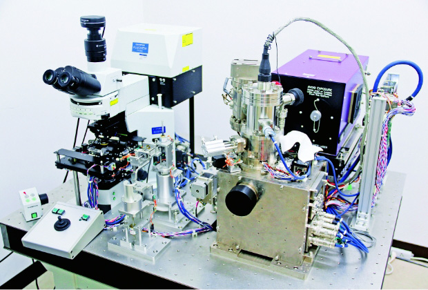写真：カラー電子顕微鏡 FL-SEM および新規蛍光色素の開発装置