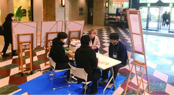 写真:話をしている学生